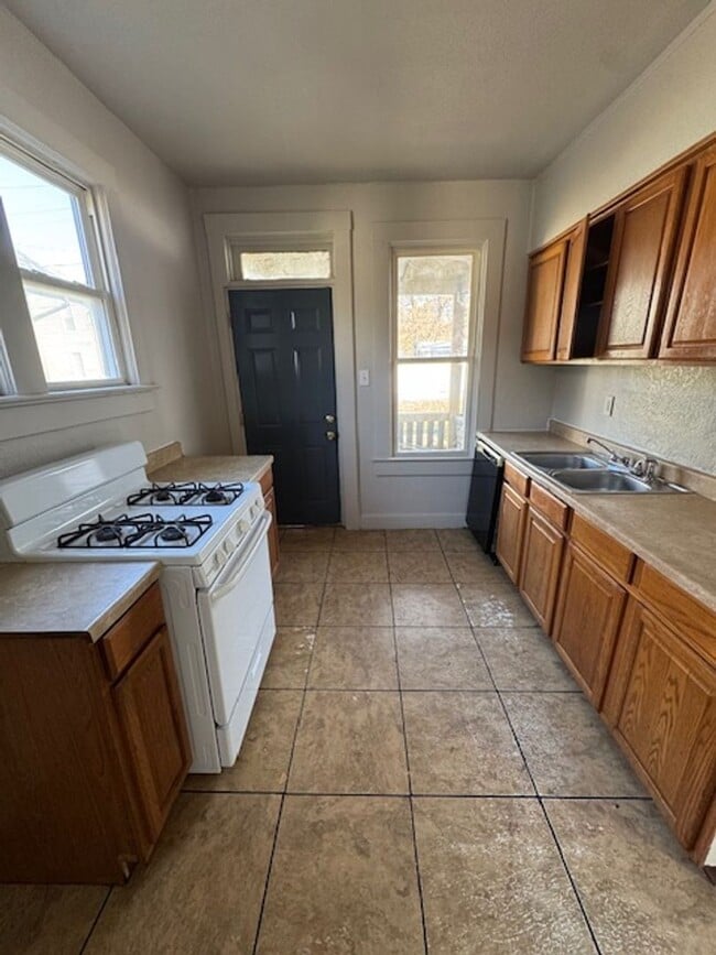 Photo - 2813 Hoagland Ave