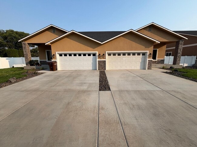 Building Photo - 502 S 90th Ave