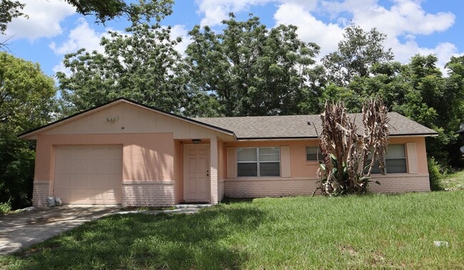 Building Photo - Cute 3 bedroom 2 bath 1 Car Garage $1`650.00 Call Carole Arcaro 386-216-4900 Deltona Lakes Realty