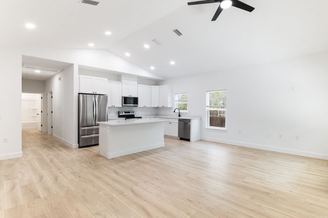 Photo - 858 W 12th St