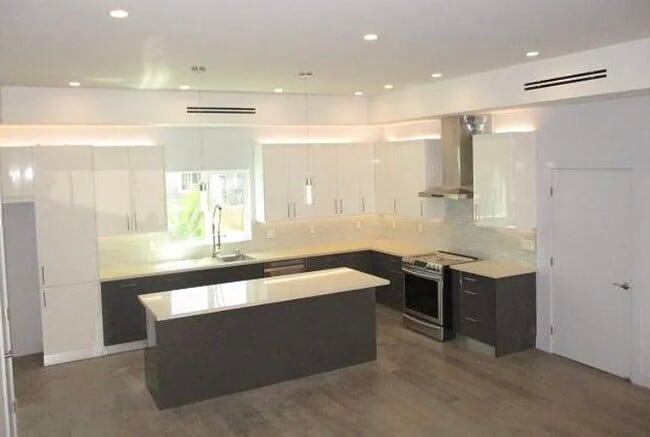 Building Photo - 6848 Encino Ave Rental