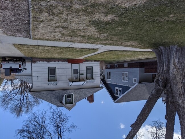 Building Photo - 721 Main St