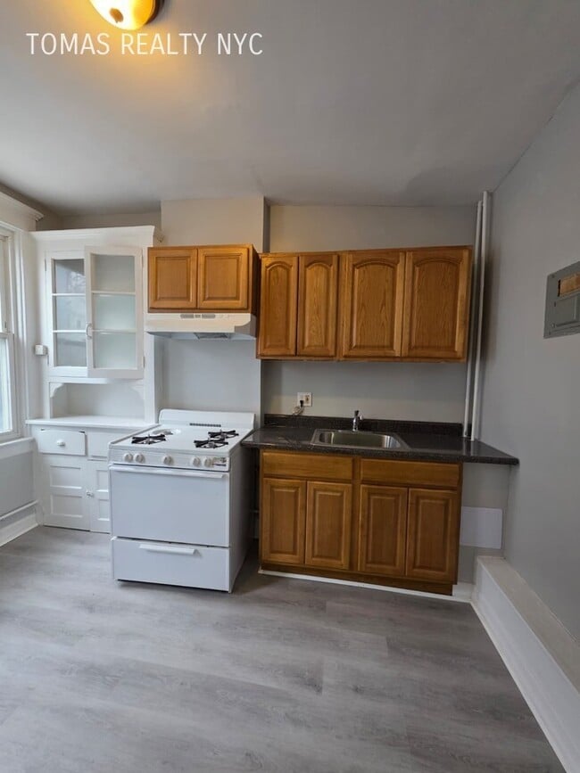 Building Photo - 18 Seymour St Unit 2R