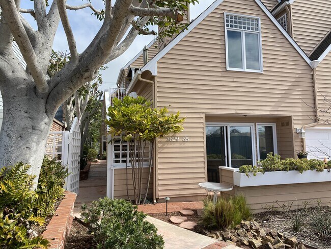 front entrance on Draper Avenue - 7635 Draper Ave Unit 7635