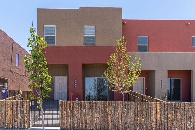Building Photo - 3 Bedroom Santa Fe Townhouse
