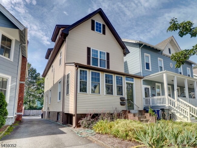 60 Montague Pl Unit 1