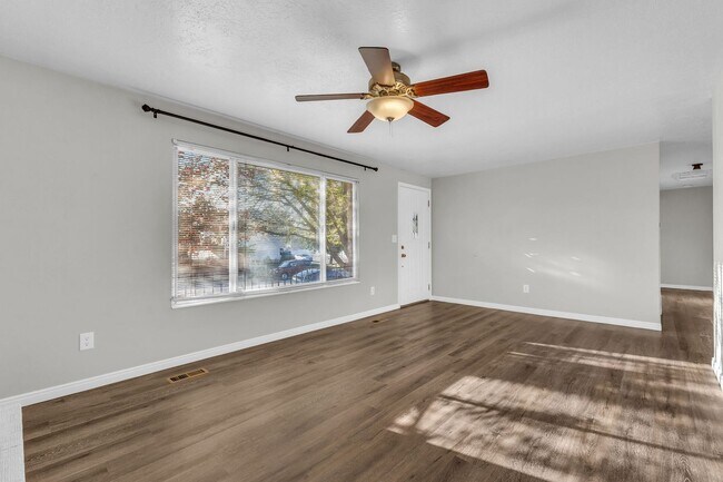 Photo - Spacious 5 Bed in Riverdale with Large Yard