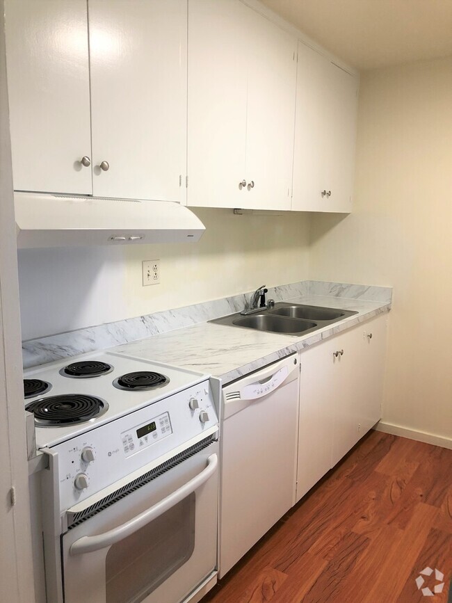 Building Photo - Kapiolani Towers - 2 Bedroom 1 Bath 1 Park... Unit 1402 Rental