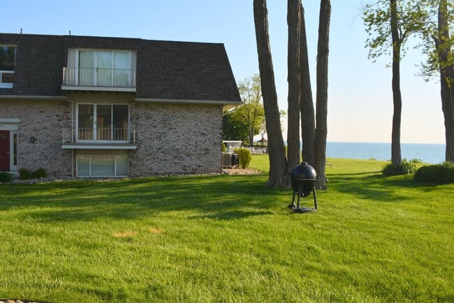 Building Photo - Partially Furnished 2-bedroom, 1 bathroom ... Rental