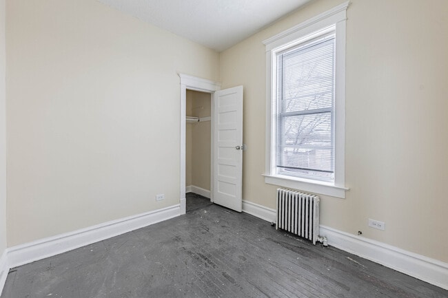 Photo - 758 W 71st St