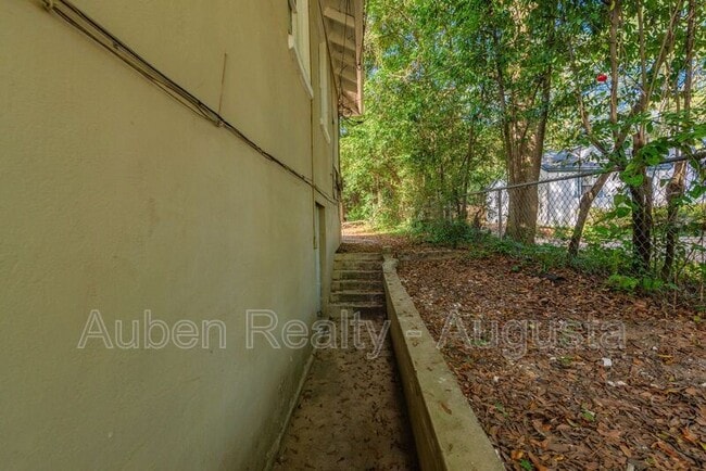Photo - 1545 Heath St