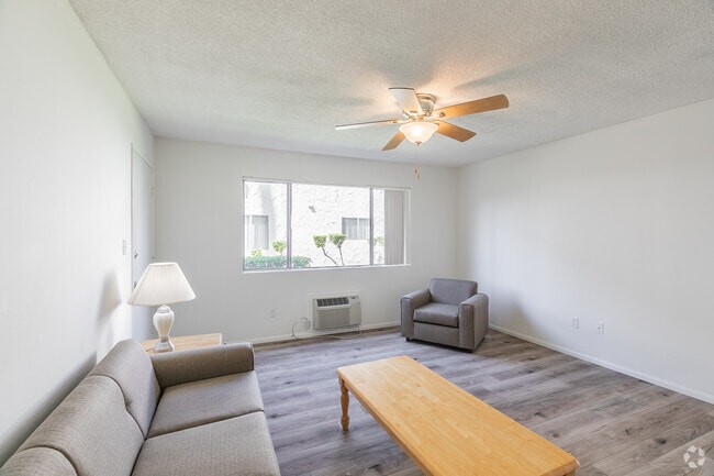 2BR, 2BA - 650SF