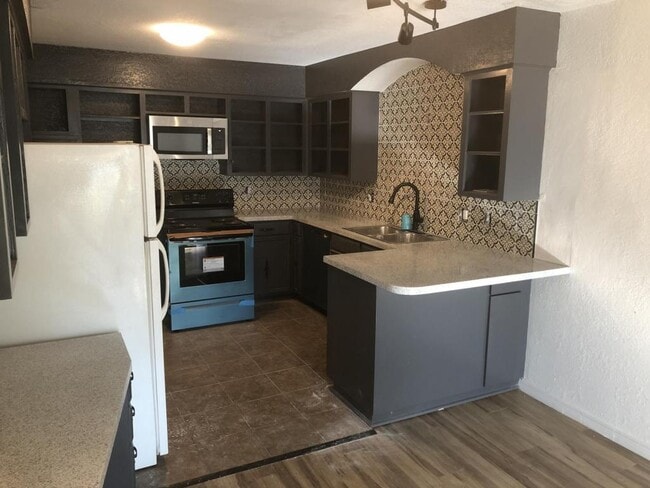 Photo - 6112 S Lakewood Ave