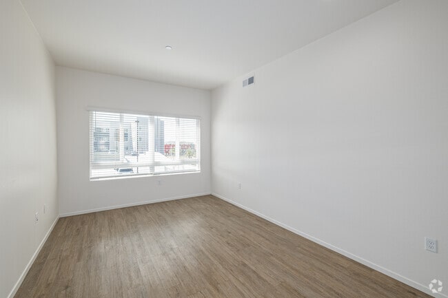 3BR, 2BA - 1,027SF - Living Room