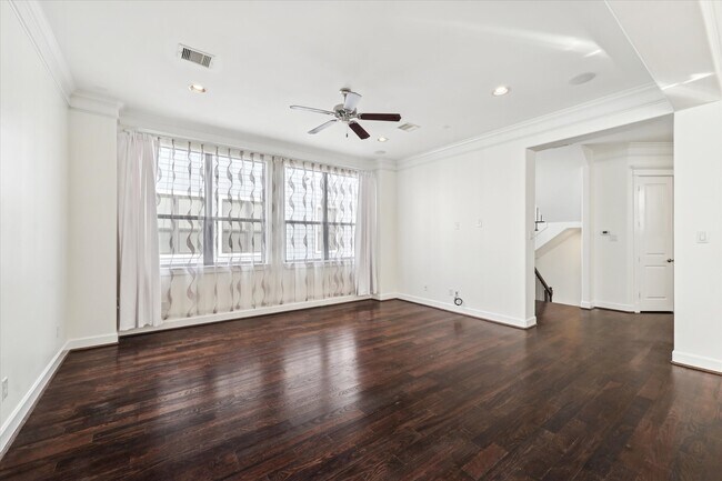 Photo - 830 W 19th St