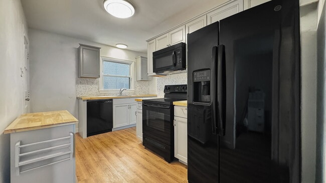 Photo - 607 Lee St