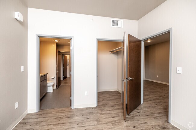 1BR, 1BA - 780 SF