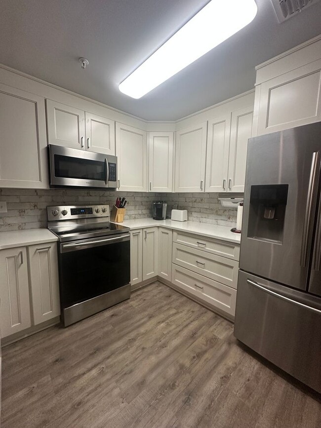 Building Photo - MOVE IN PROMO!!! ONE MONTH FREE --- Beautiful Condo walking distance to Grand Boulevard!