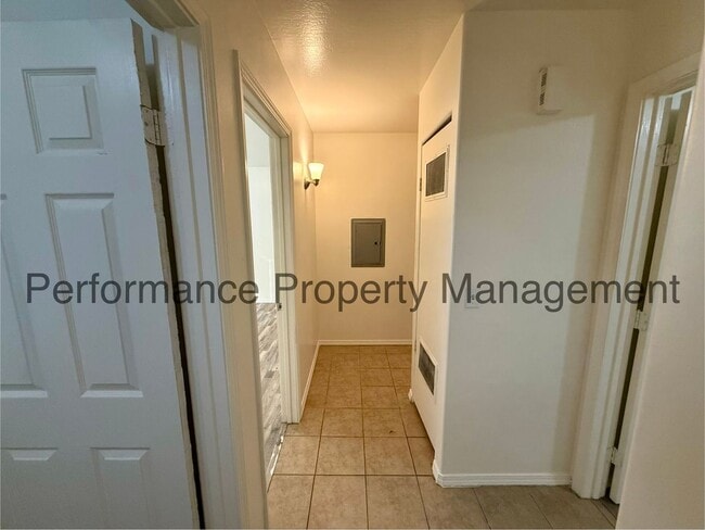 Photo - 1408 E 9th St Unit B