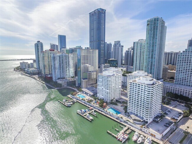 Building Photo - 801 Brickell Bay Dr Unit 671
