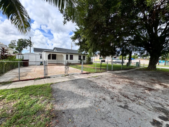 Photo - 602 E 50th St