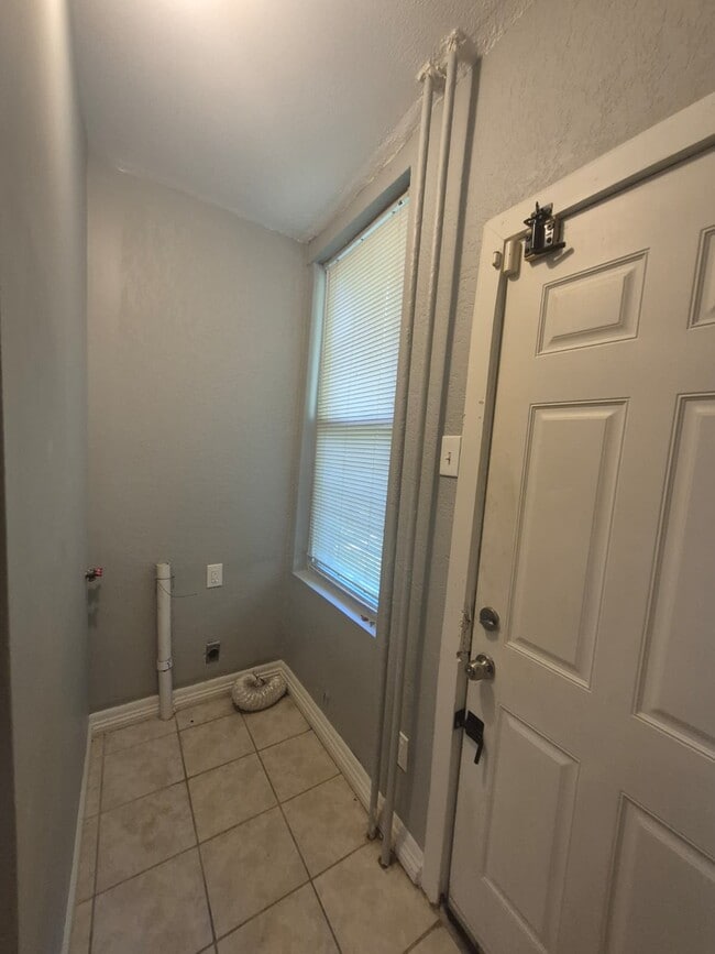 laundry - 5619 Lansdowne Ave