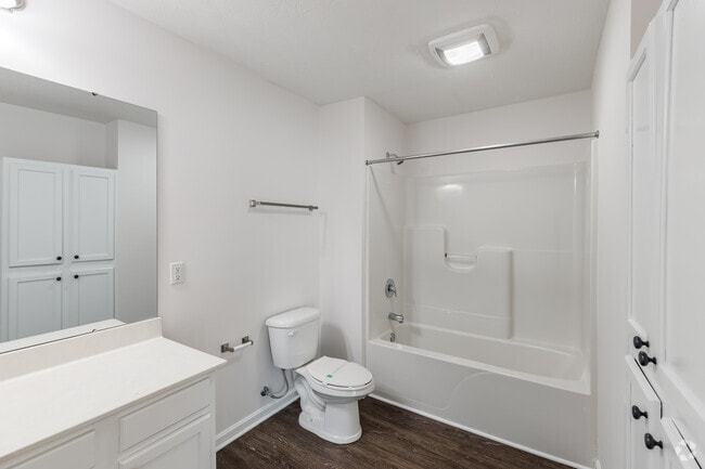 1BR, 1BA - 735SF - Bathroom