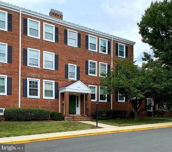 Building Photo - 2852 S Buchanan St Unit B2 Rental