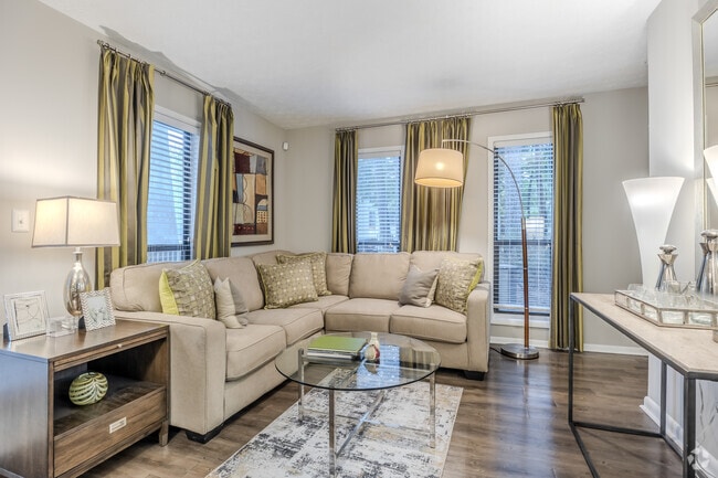 2 habitaciones, 2,5 baños, 1.018 pies cuadrados, sala de estar - East Perimeter Pointe Apartments