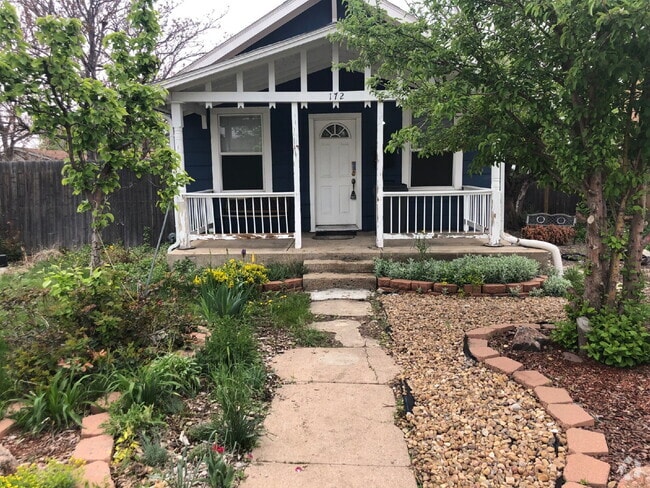 Building Photo - "Charming 4-Bedroom Oasis with 2 Full Bath... Rental