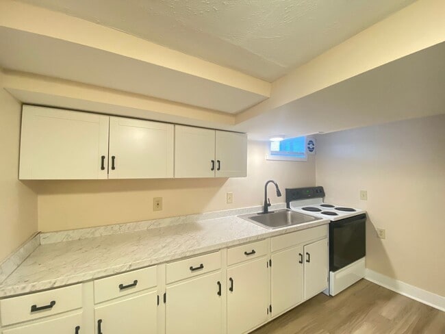 Building Photo - 16 Linwood St Unit A