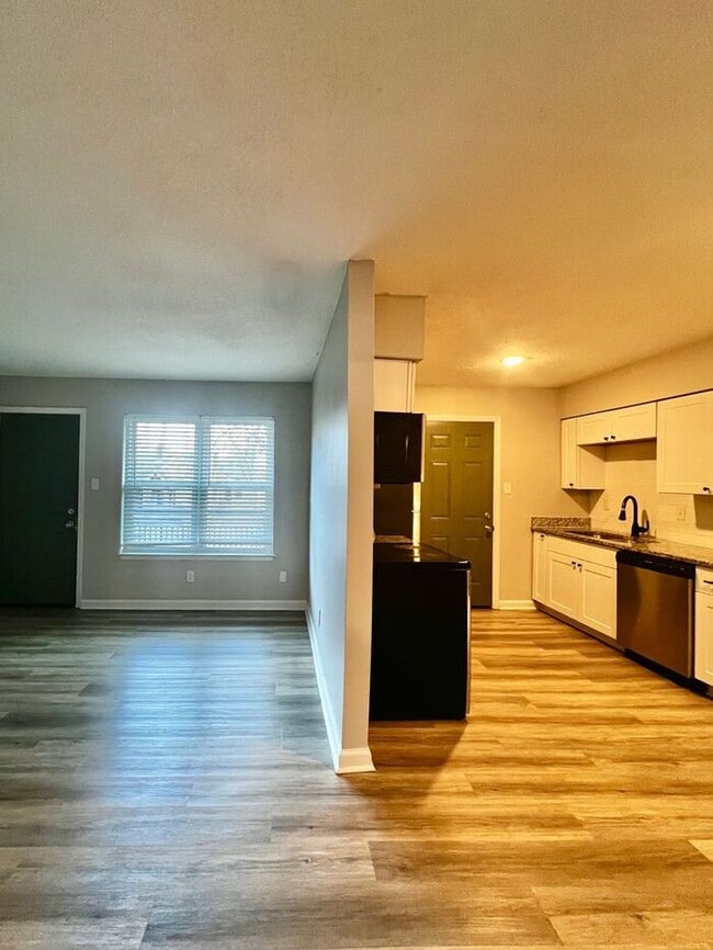 Photo - Renovated 2bd/1ba Near University of Memphis!