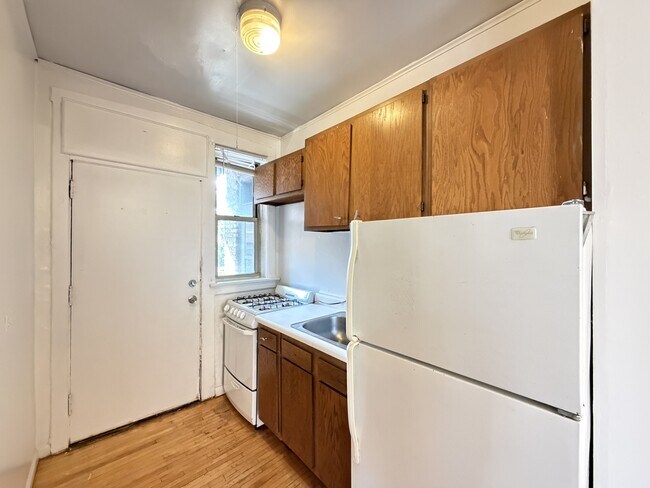 735 W Barry Unit N4