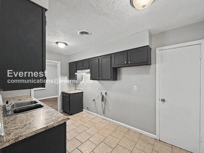 Photo - 1758 Woodburn Dr