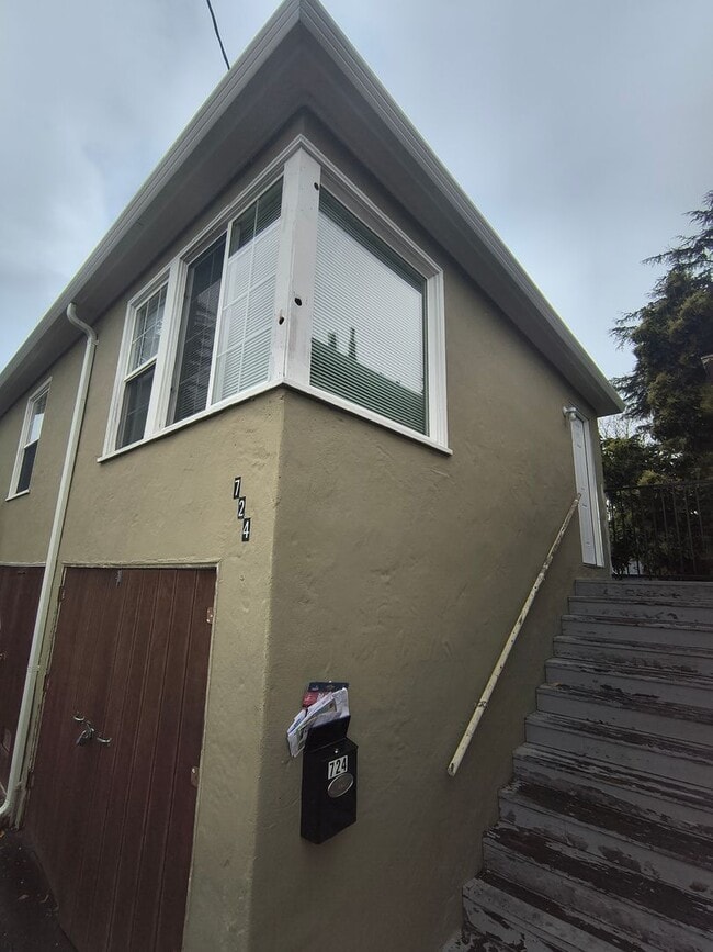 Photo - Newly Remodeled Spacious 1BD/1BTH Located In Hayward Near Mission Blvd!!!
