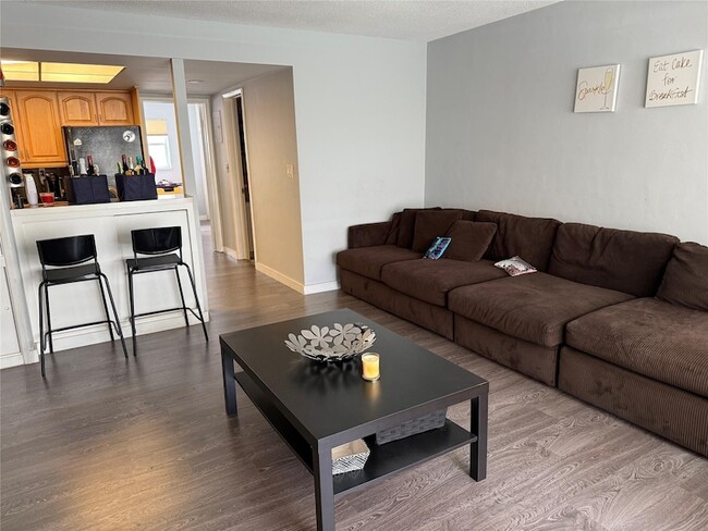 Building Photo - 1110 N Riverside Dr Unit 9