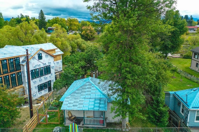 Photo - 583 Baker Ave