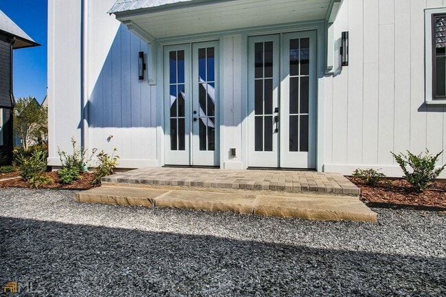 Photo - 135 Carlyle Ln
