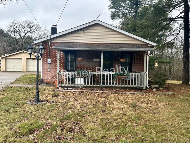 Building Photo - Three Bedroom, Country Setting