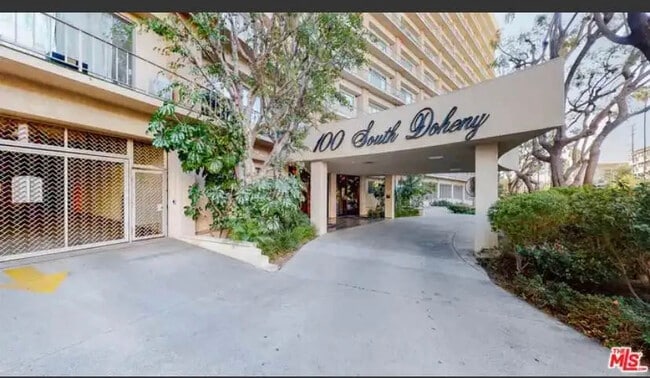 Building Photo - 100 S Doheny Dr Unit 213