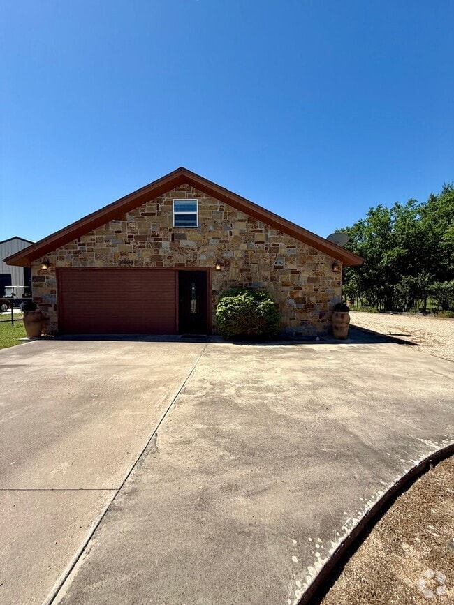 Building Photo - 2 bedroom home fully fenced on nearly an a...