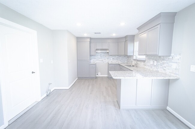 Photo - 627 West Dr