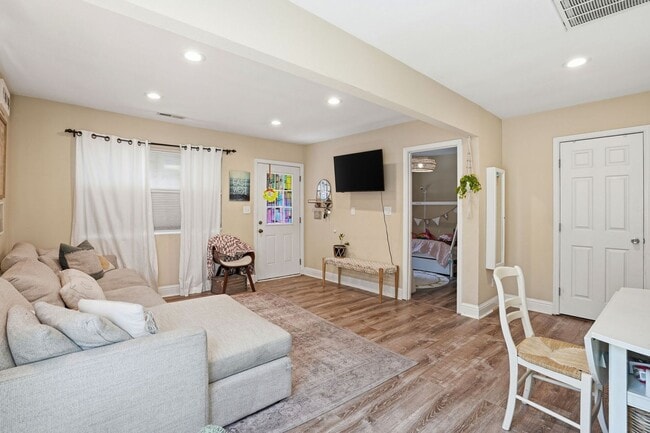 Photo - Beautiful Spacious 3-bedroom 2-Bath in Oakland!