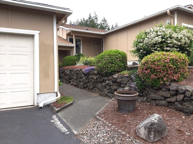 Building Photo - University Place Gem! 2 bedroom with Fireplace!