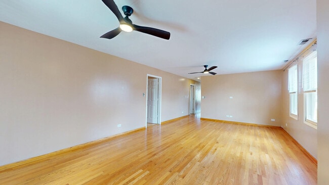 Photo - 5242 W Roscoe St