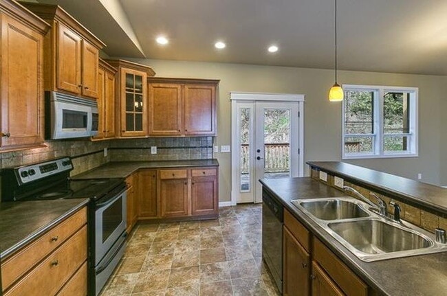 Photo - Newer Happy Valley Home – Easy Walk to WWU & Minutes from Downtown Bellingham