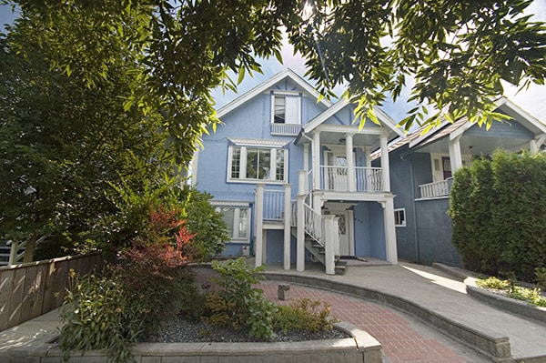 Building Photo - 870 19th Av W