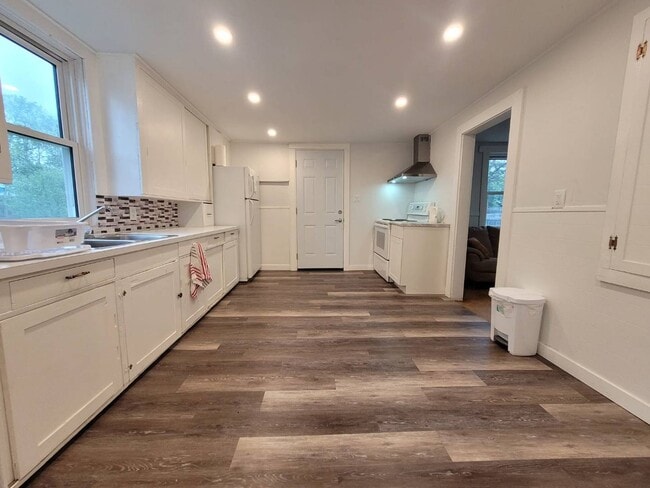 Building Photo - Room 9 - 62 Ontario St