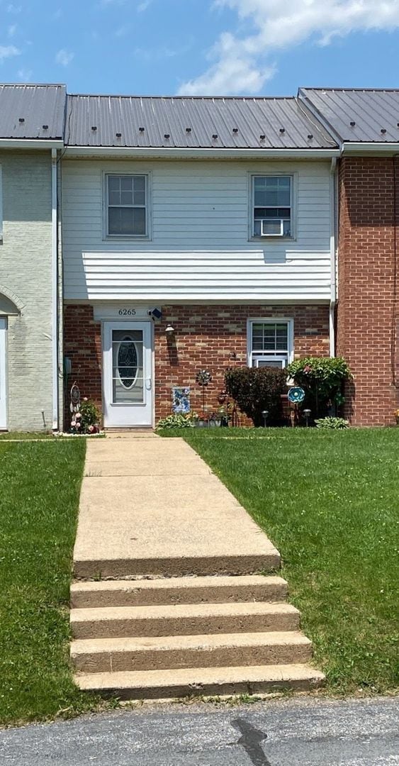 Building Photo - Available June 1st | 2 Bedroom Townhouse