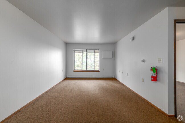1BR, 1BA - 650SF - Living Room - Kenosha Gardens Apartments